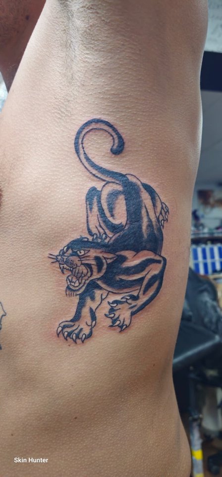 Schleichender Panther an den Rippen