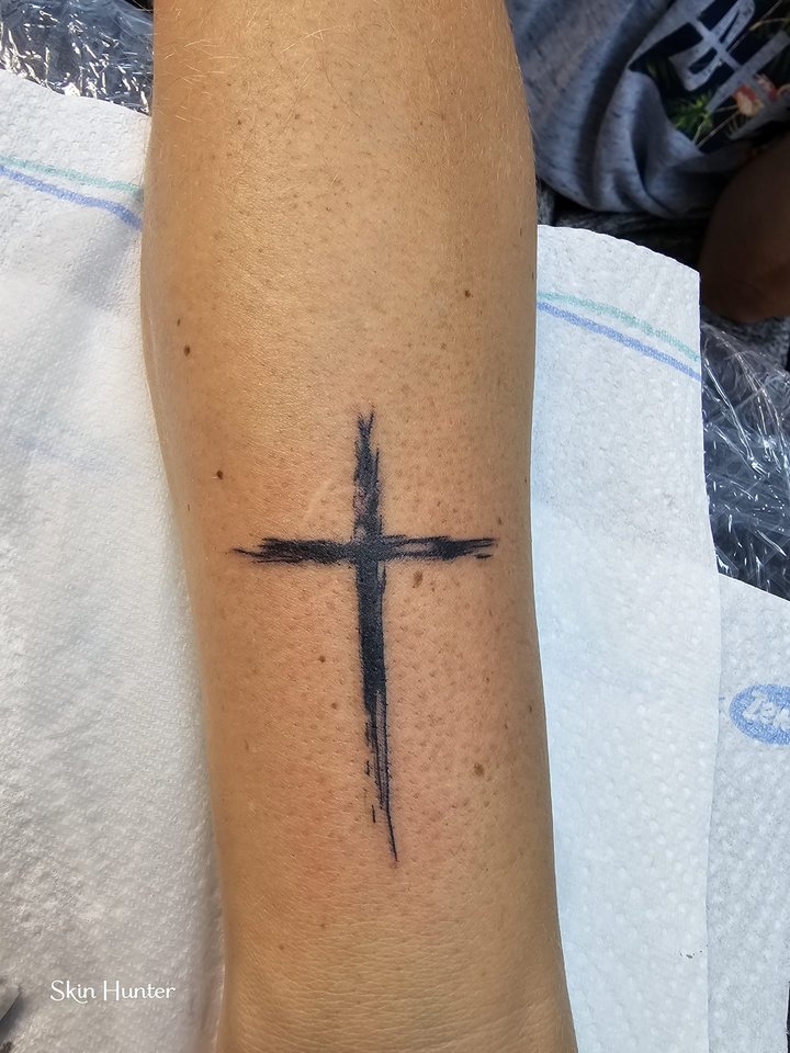 Kreuz im Pinselstrich-Stil am Unterarm