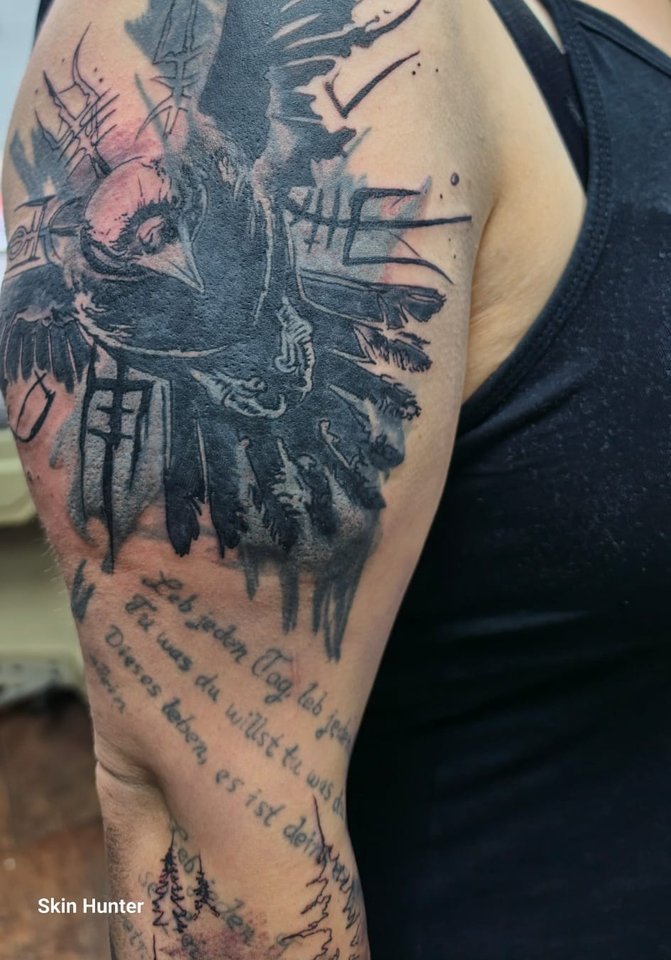 Nachher: Cover-Up mit Rabe auf dem Oberarm von der Seite