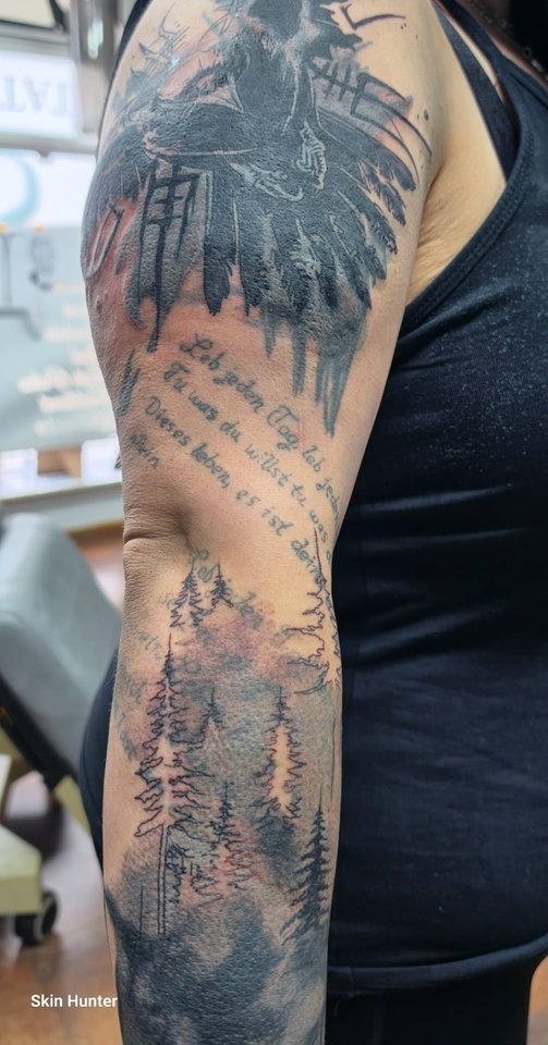 Nachher: Cover-Up-Sleeve mit Rabe, Wald und Schatten über den ganzen Arm