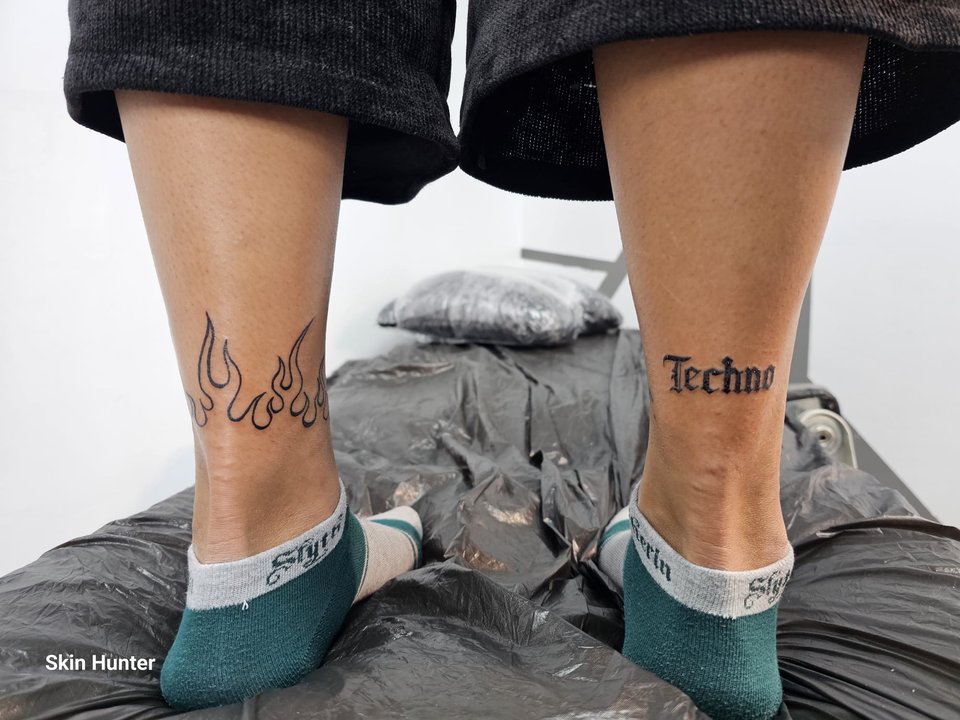 Flammen und Schriftzug Techno an beiden Knöcheln