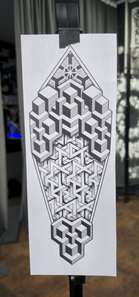 Gezeichnete Vorlage für ein Geometric-Tattoo mit 3D-Würfeln