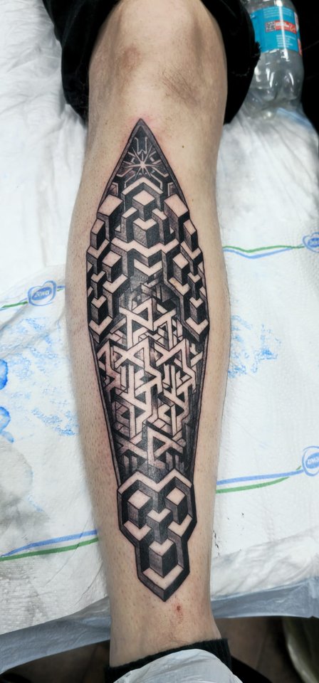 Geometrisches Tattoo mit 3D-Würfelmuster an der Wade
