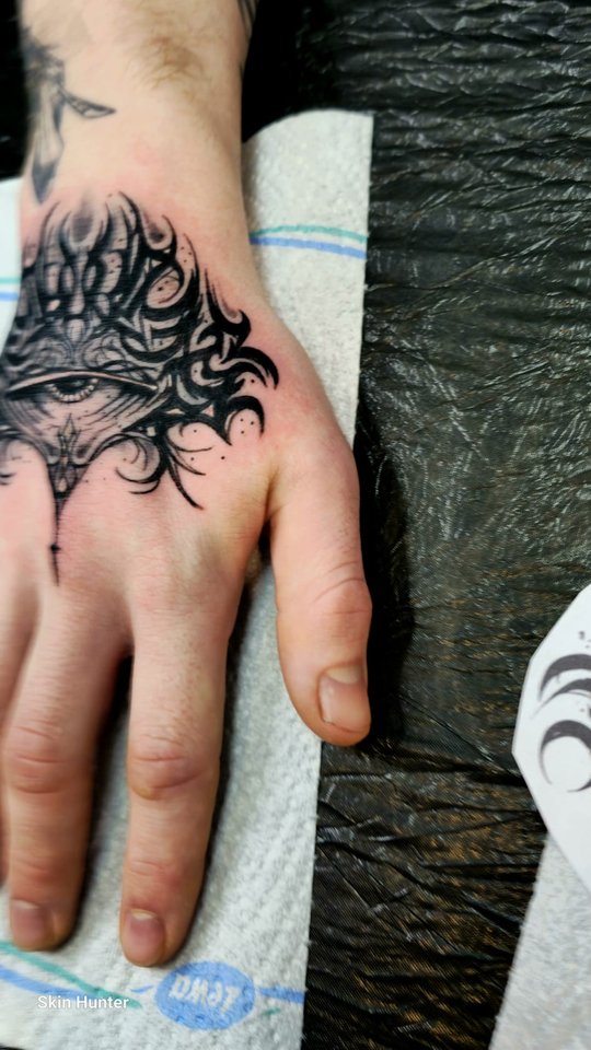 Ornamentales Blackwork-Tattoo auf dem Handrücken