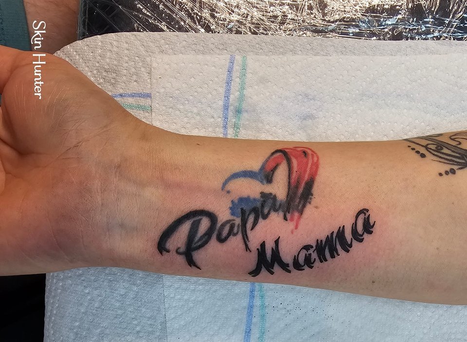 Schriftzug Papa Mama mit rotem Herz am Unterarm