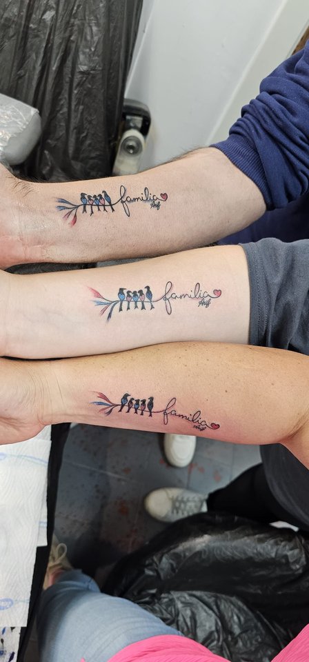 Gleiche Pfeil-Tattoos an drei Unterarmen