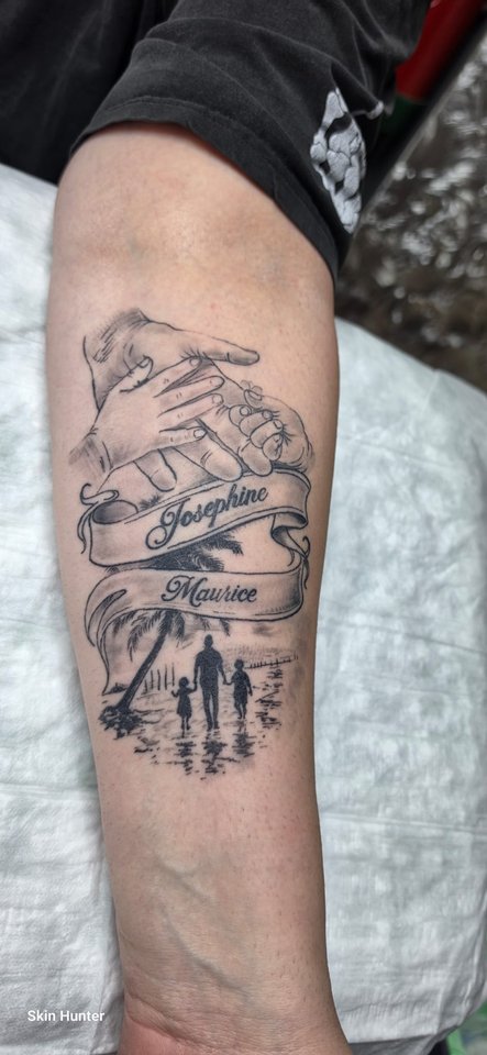 Schwarz-Grau-Motiv mit Händen, Schriftband und Familiensilhouetten am Unterarm
