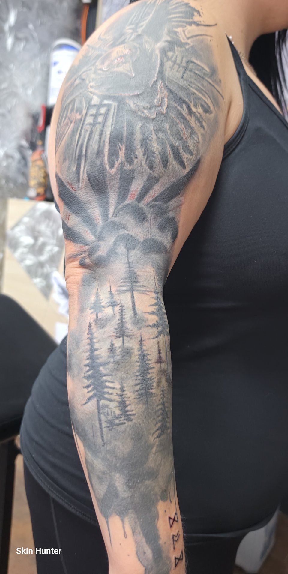 Sleeve in Schwarz-Grau mit Wald, Sonnenstrahlen und Vogel über den ganzen Arm